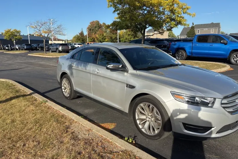 2016 Ford Taurus Limited photo 1
