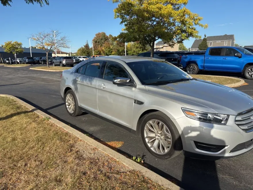 2016 Ford Taurus Limited photo 1