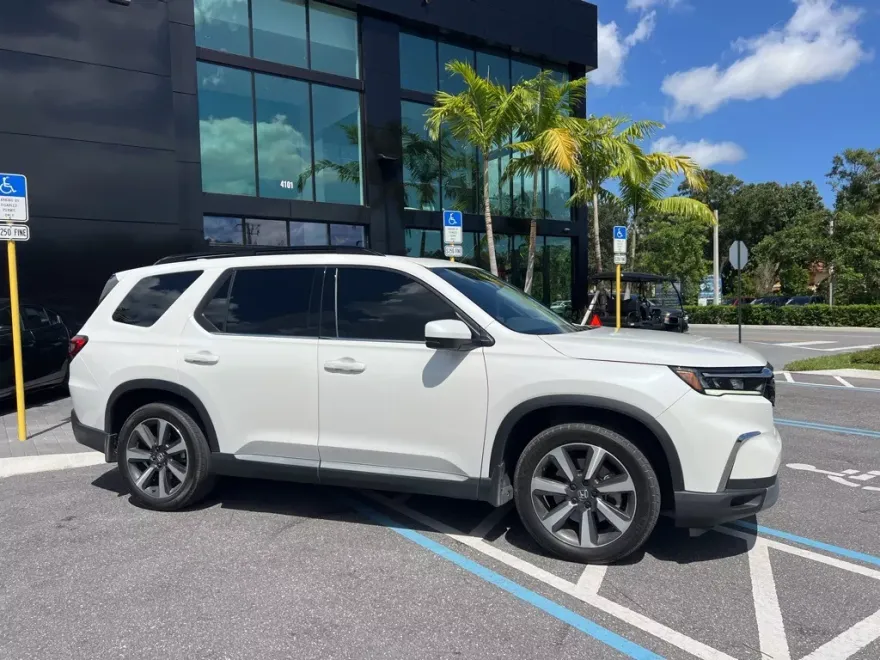 2023 Honda Pilot Touring photo 1