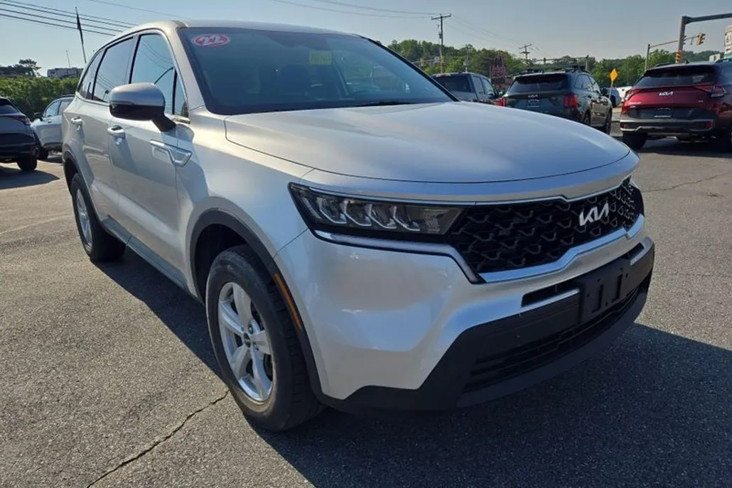 2022 Kia Sorento LX photo 1
