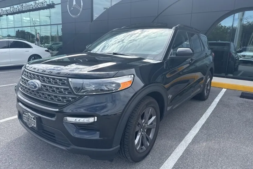 2023 Ford Explorer XLT photo 1