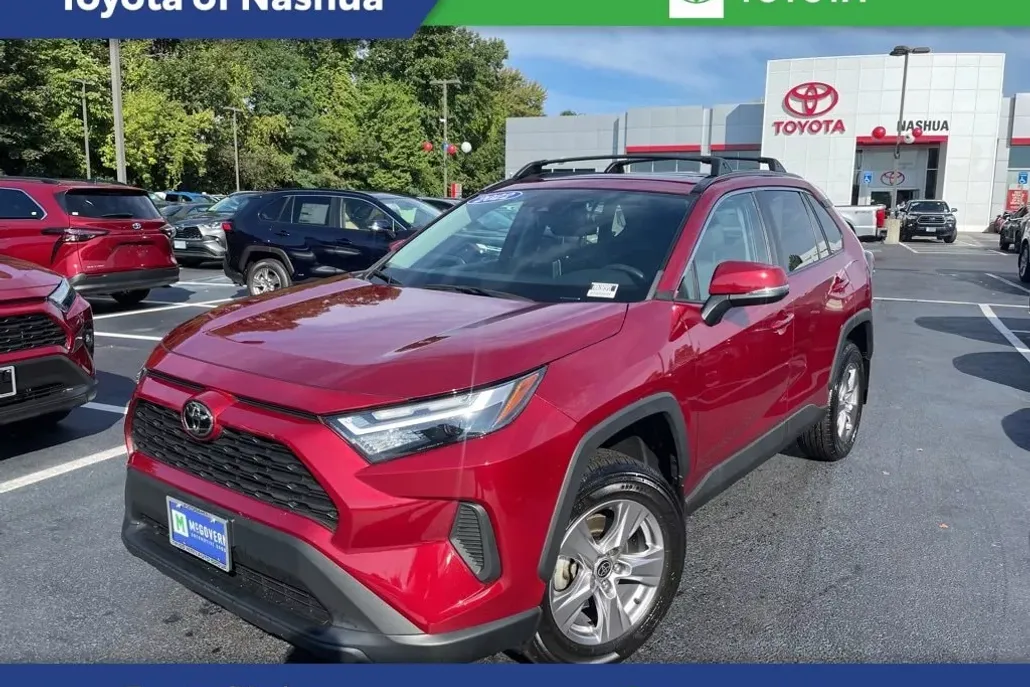 2022 Toyota RAV4 XLE photo 1