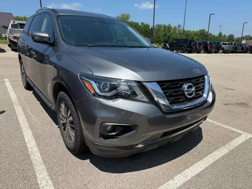 2018 Nissan Pathfinder SV 4x4 photo 1