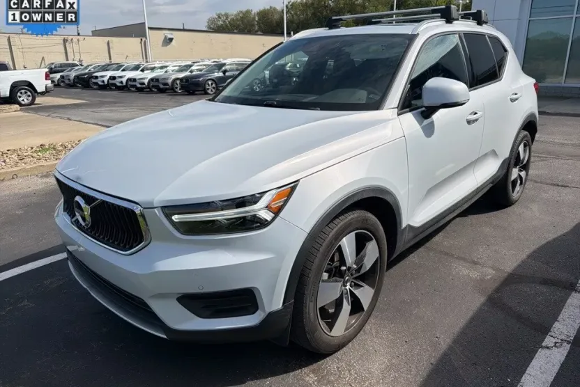 2020 Volvo XC40 T5 Momentum photo 1