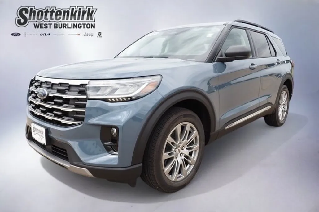 2025 Ford Explorer photo 1