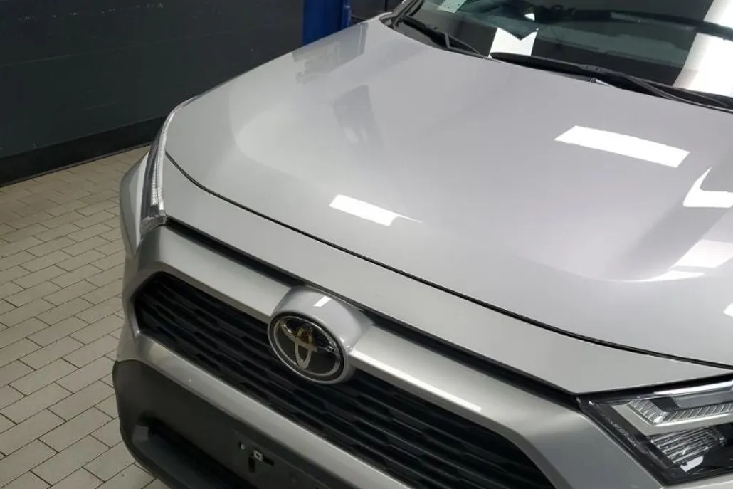 2022 Toyota RAV4 XLE photo 1