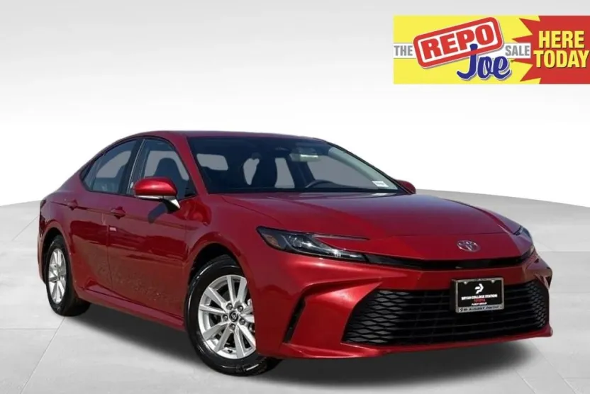 2025 Toyota Camry LE photo 1