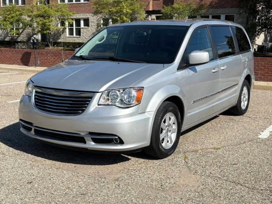 2012 Chrysler Town & Country Touring photo 1