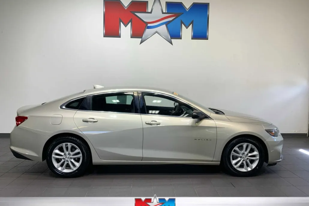 2016 Chevrolet Malibu 1LT photo 1