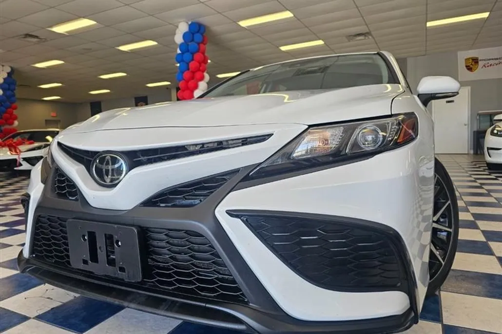 2023 Toyota Camry SE photo 1