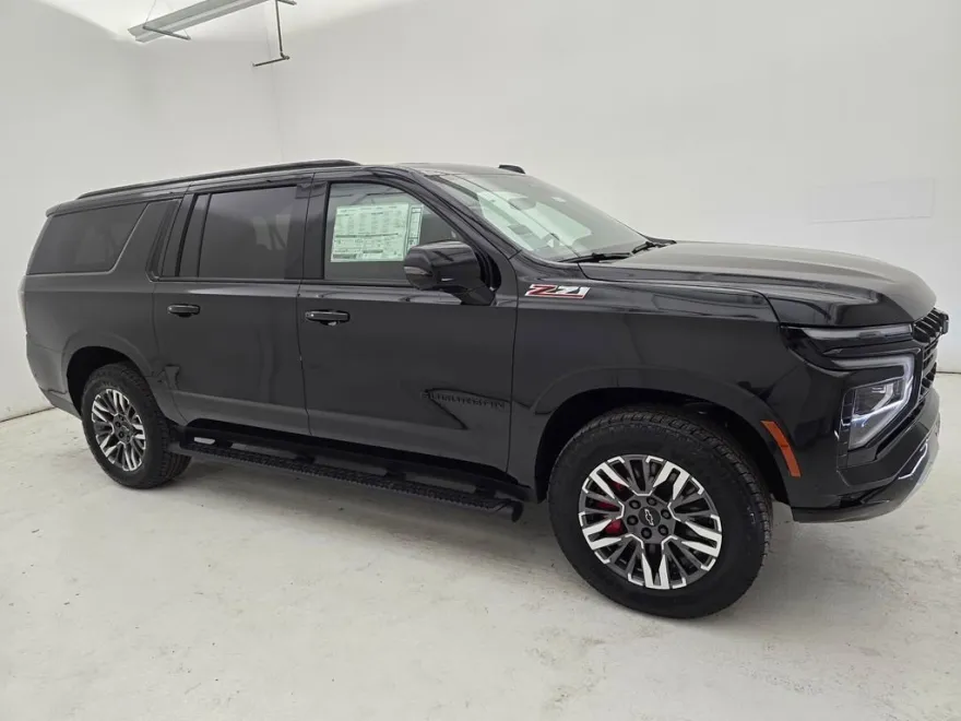 2025 Chevrolet Suburban Z71 photo 1