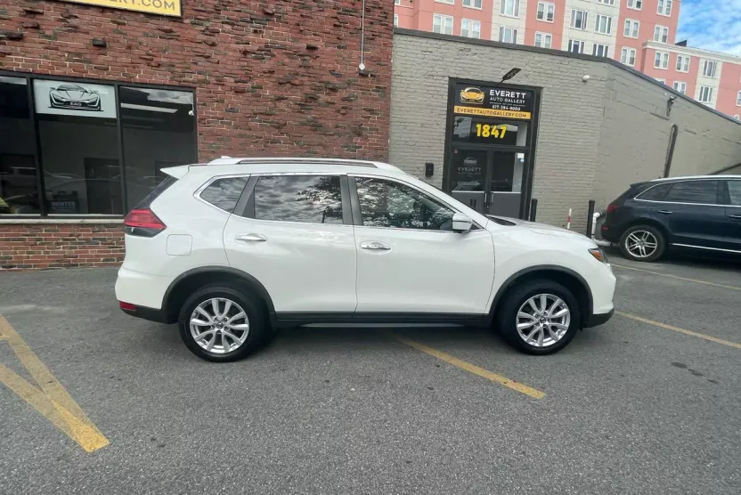 2017 Nissan Rogue SV photo 1