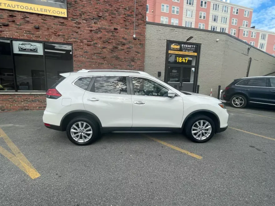 2017 Nissan Rogue SV photo 1