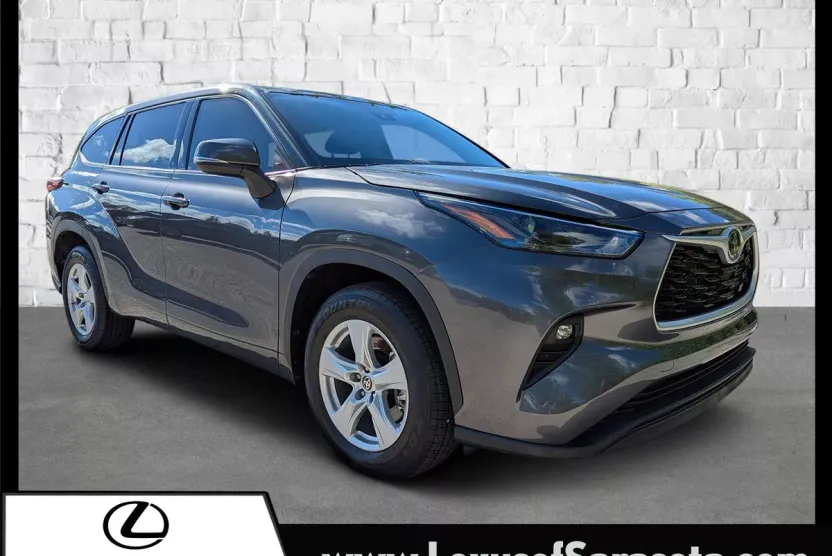 2022 Toyota Highlander LE photo 1