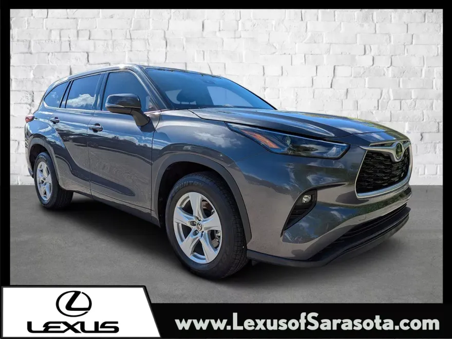 2022 Toyota Highlander LE photo 1