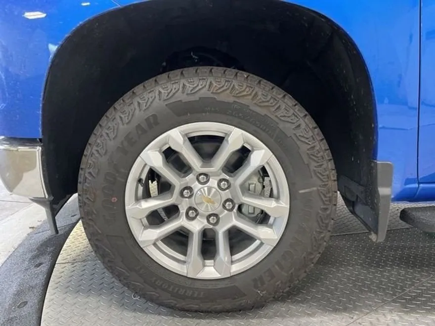 2025 Chevrolet Silverado 1500 LT photo 1