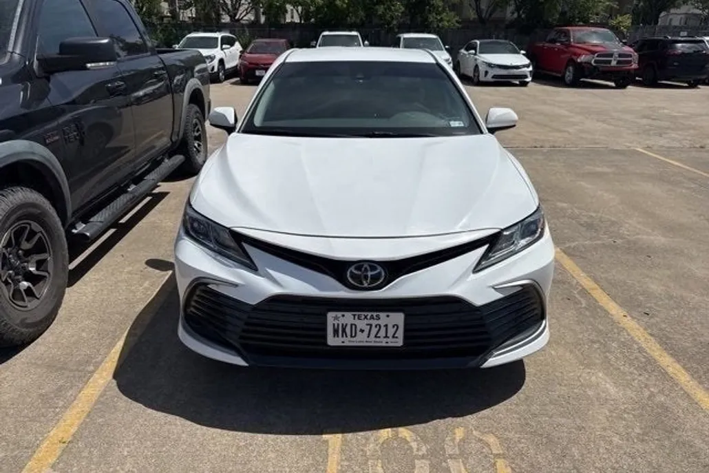 2021 Toyota Camry LE photo 1