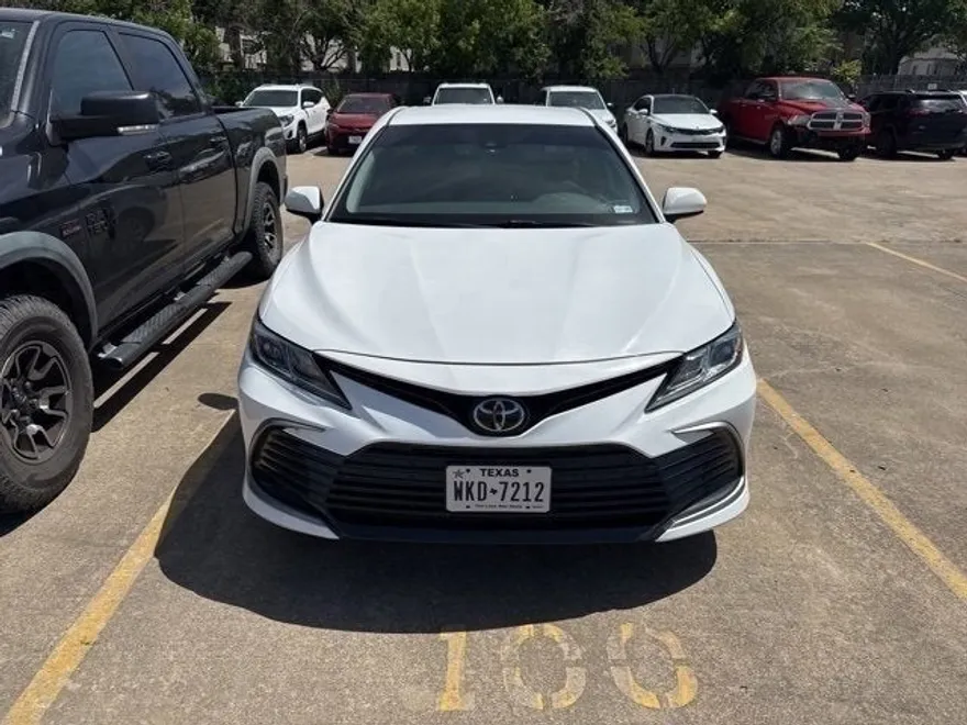 2021 Toyota Camry LE photo 1