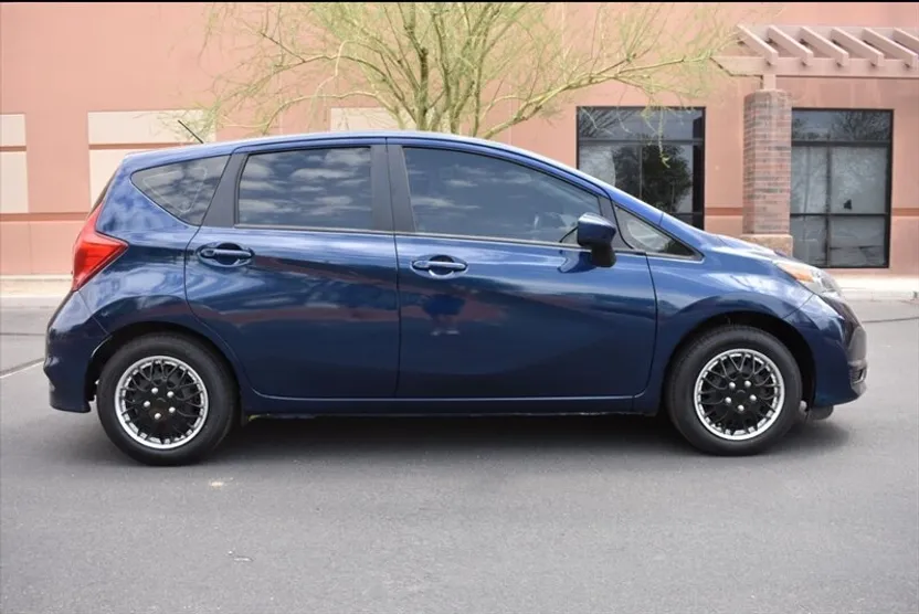 2019 Nissan Versa Note SV photo 1