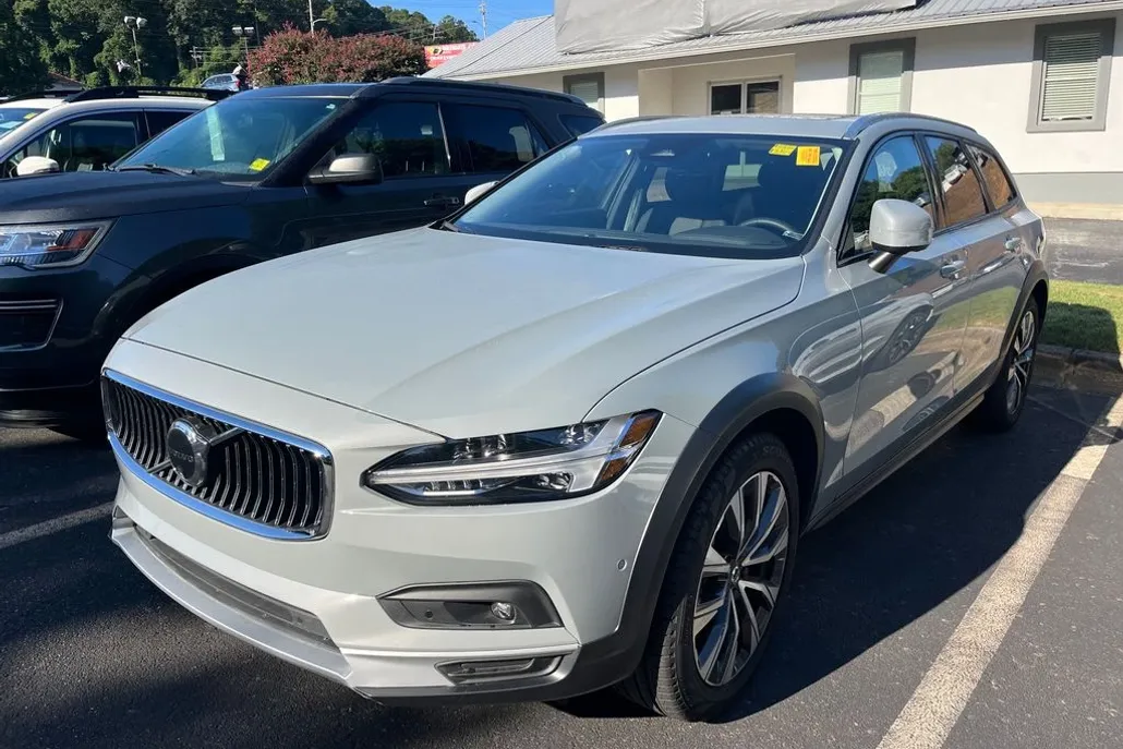 2024 Volvo V90 Cross Country B6 photo 1