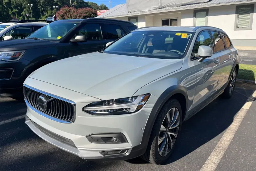 2024 Volvo V90 Cross Country B6 photo 1