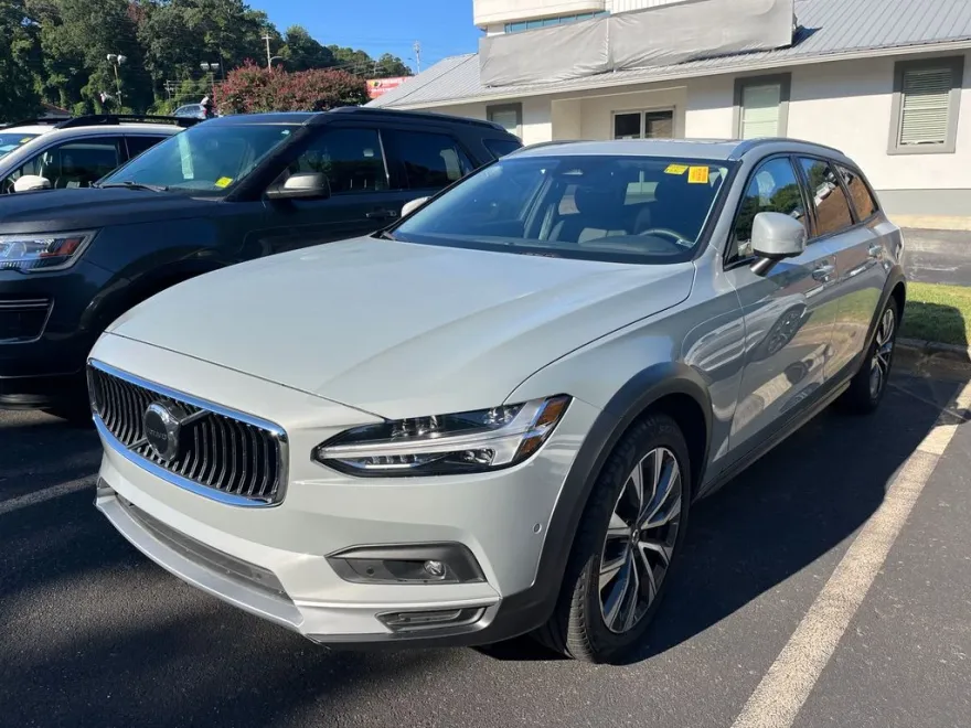 2024 Volvo V90 Cross Country B6 photo 1