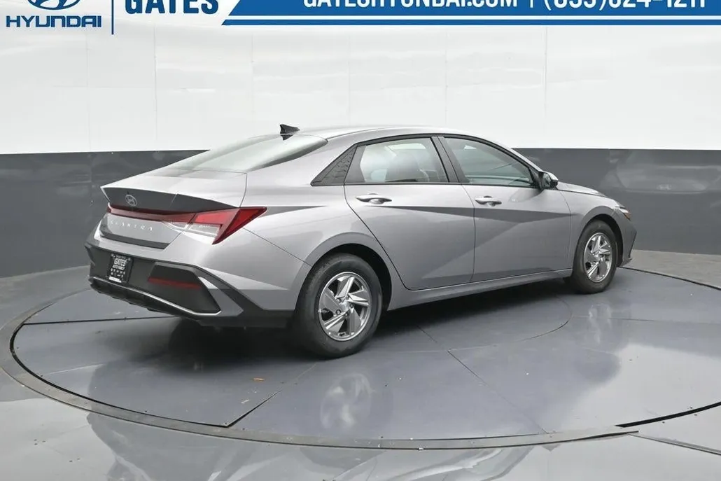 2025 Hyundai Elantra SE photo 1