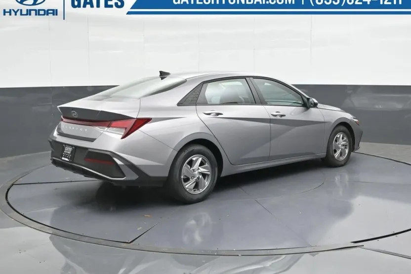 2025 Hyundai Elantra SE photo 1
