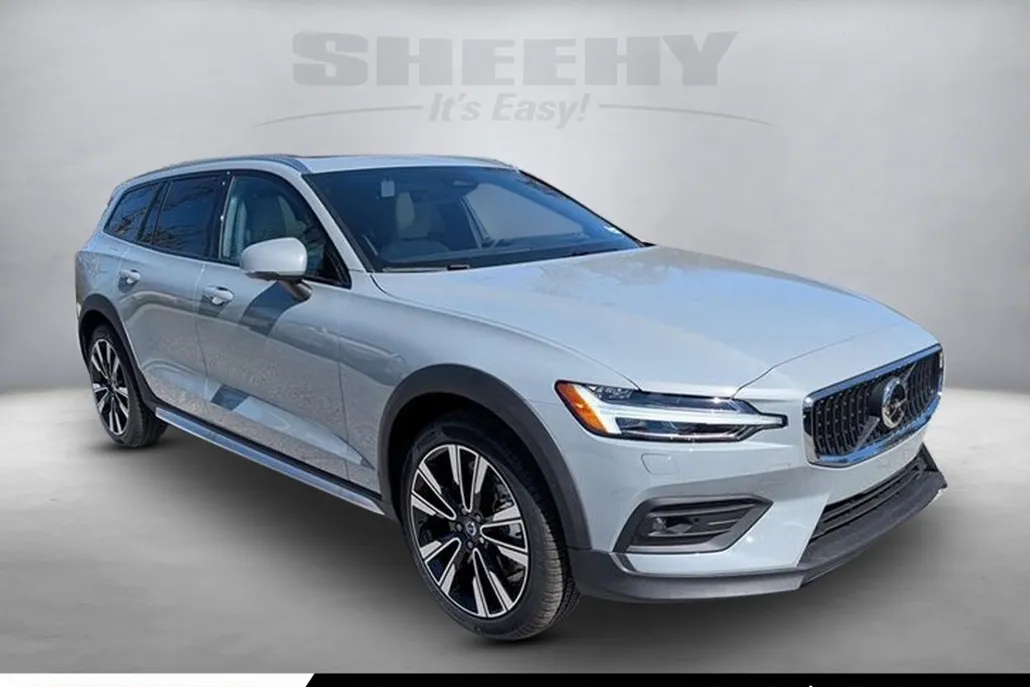 2025 Volvo V60 Cross Country B5 photo 1