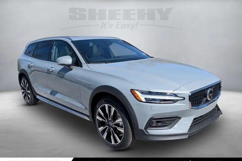 2025 Volvo V60 Cross Country B5 photo 1