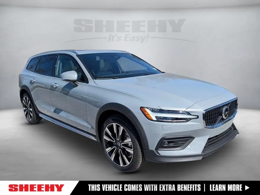 2025 Volvo V60 Cross Country B5 photo 1