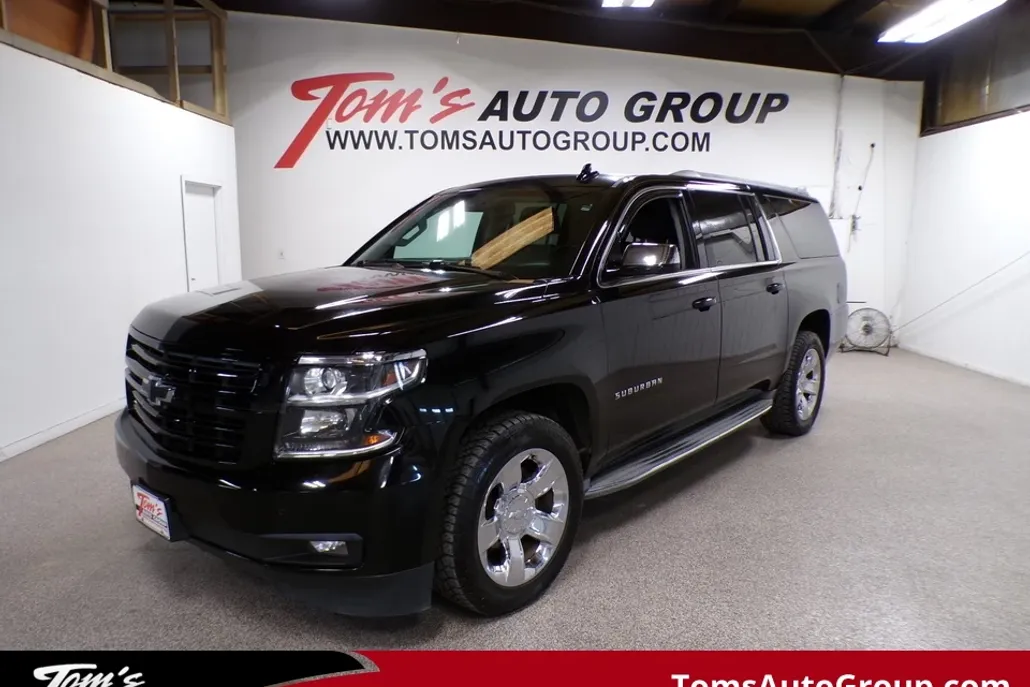 2016 Chevrolet Suburban LT photo 1