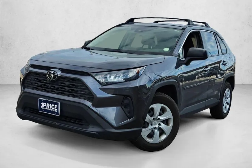 2020 Toyota RAV4 LE photo 1
