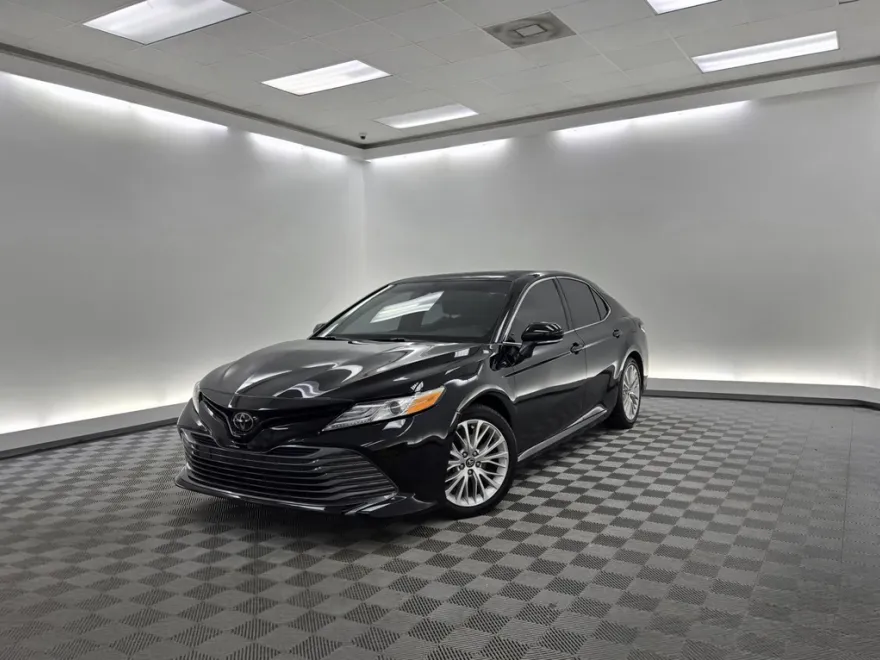 2020 Toyota Camry XLE photo 1