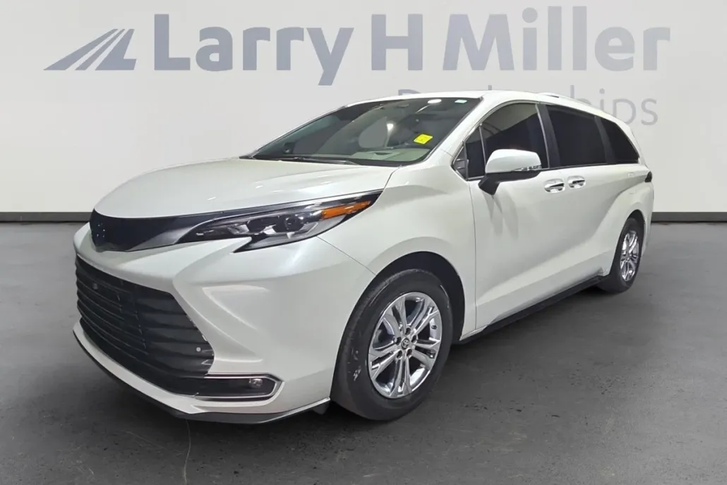2023 Toyota Sienna Platinum photo 1