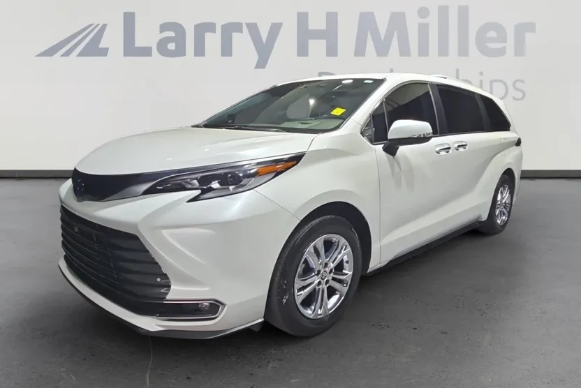 2023 Toyota Sienna Platinum photo 1