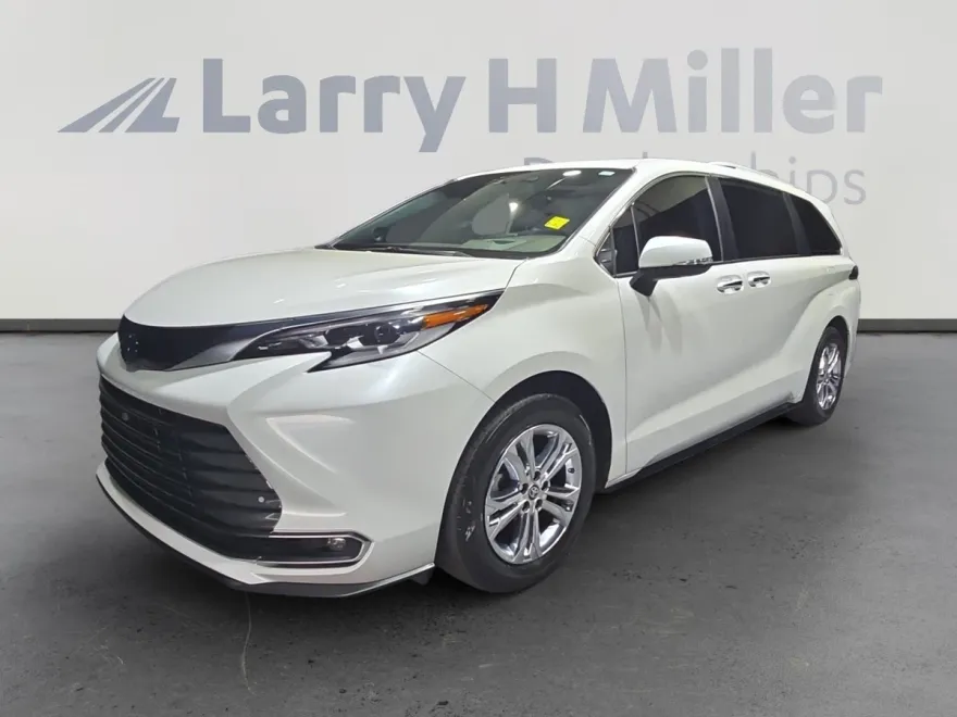2023 Toyota Sienna Platinum photo 1