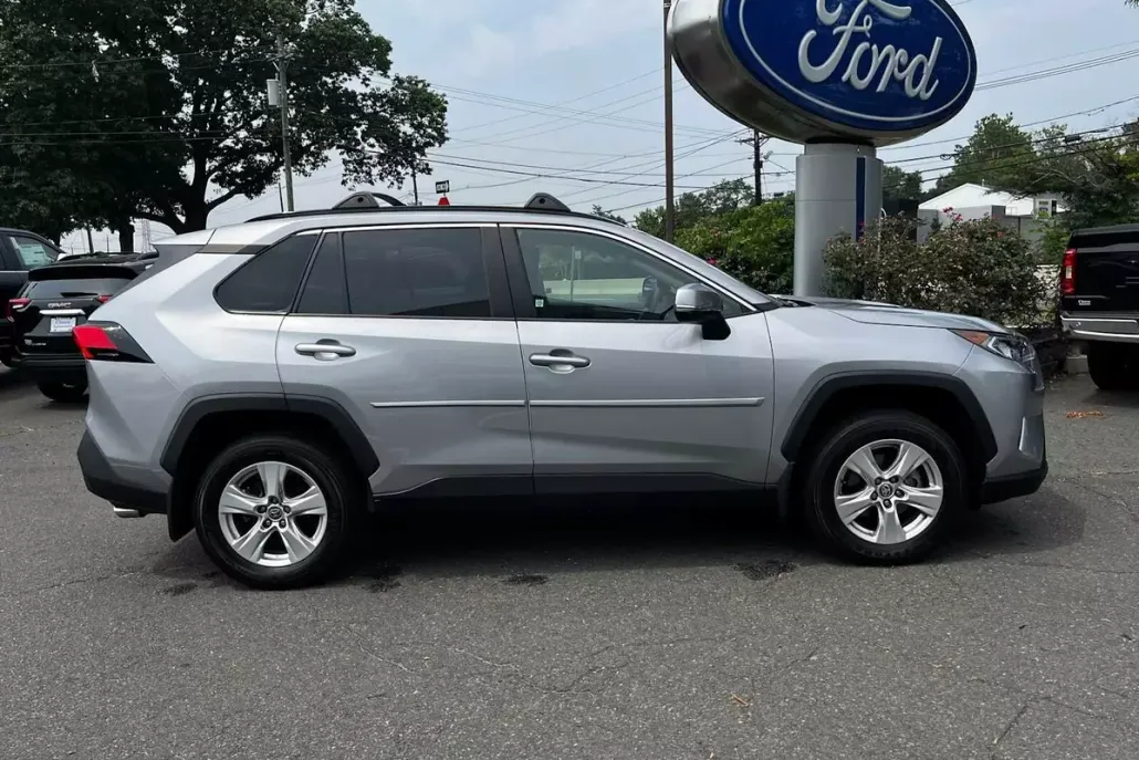 2021 Toyota RAV4 XLE photo 1