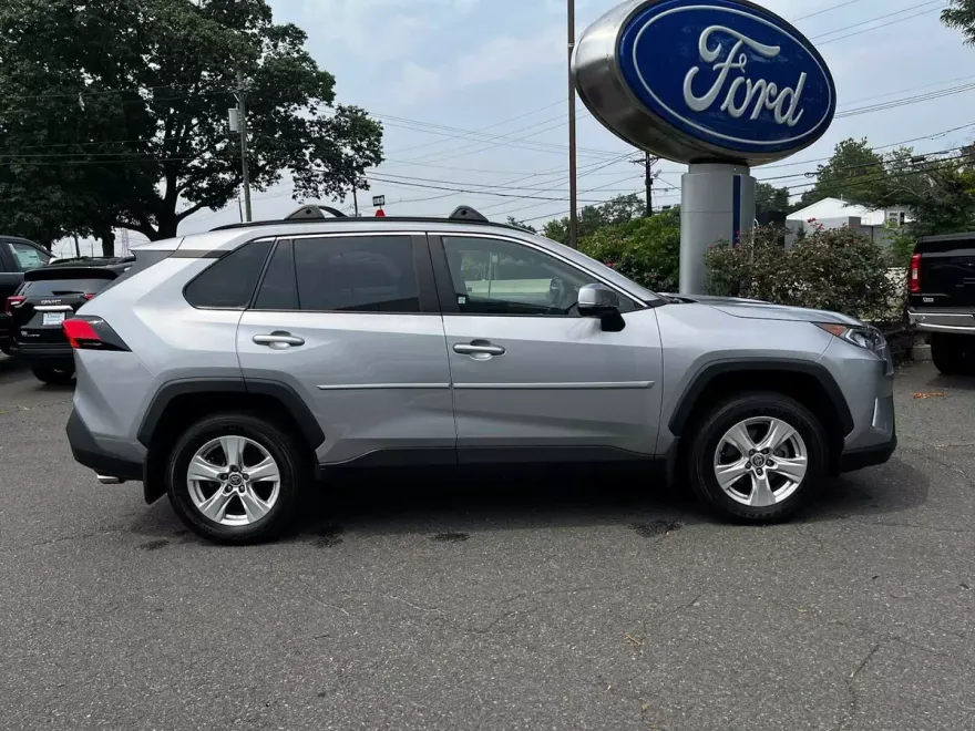 2021 Toyota RAV4 XLE photo 1