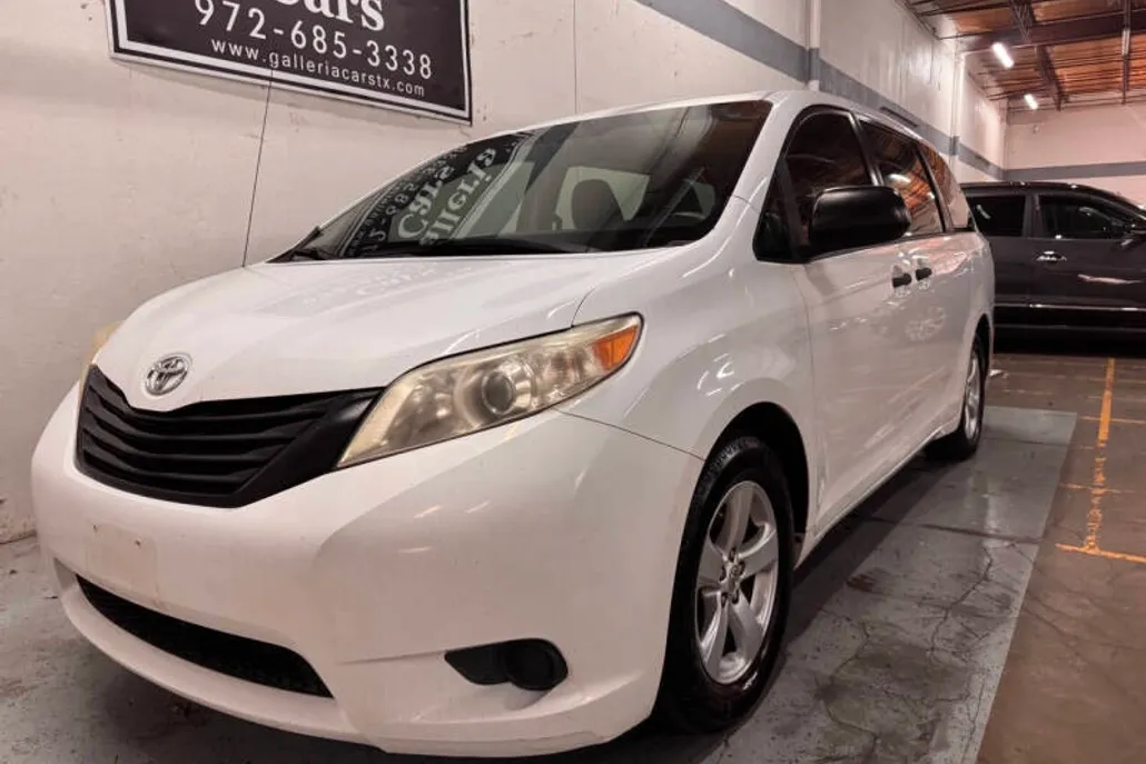 2014 Toyota Sienna L photo 1