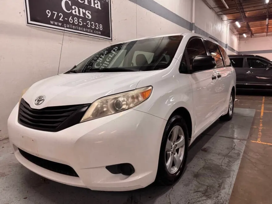 2014 Toyota Sienna L photo 1