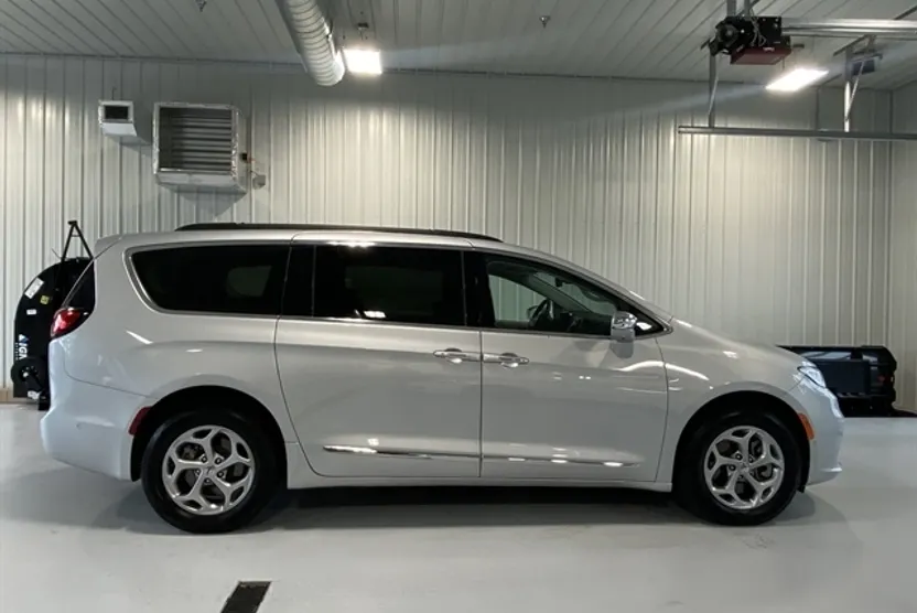 2022 Chrysler Pacifica Limited photo 1