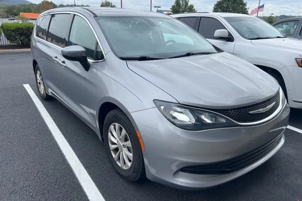 2017 Chrysler Pacifica Touring photo 1
