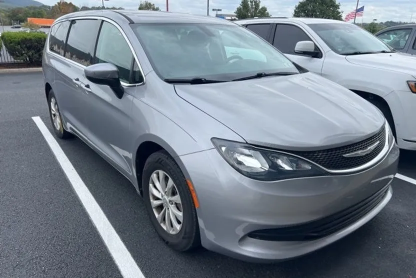 2017 Chrysler Pacifica Touring photo 1