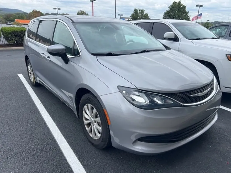 2017 Chrysler Pacifica Touring photo 1