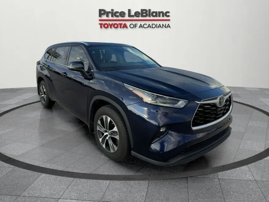 2021 Toyota Highlander XLE photo 1
