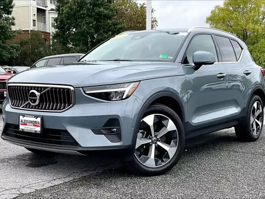 2023 Volvo XC40 Plus photo 1