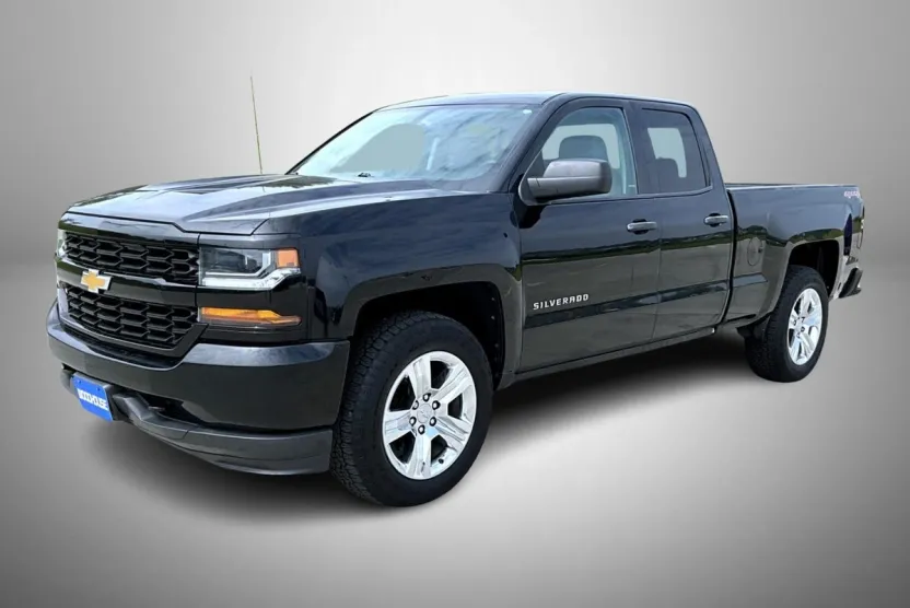 2017 Chevrolet Silverado 1500 Custom photo 1