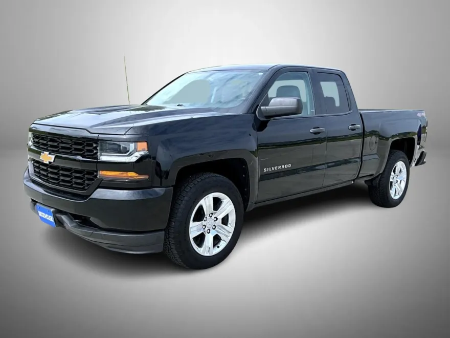 2017 Chevrolet Silverado 1500 Custom photo 1