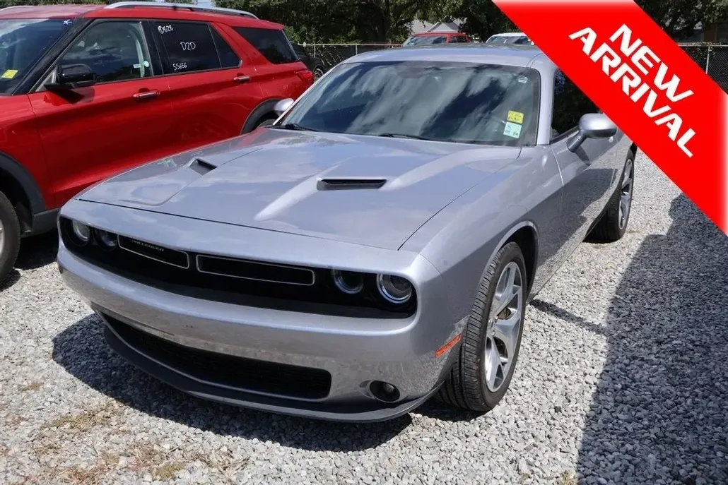 2016 Dodge Challenger SXT photo 1
